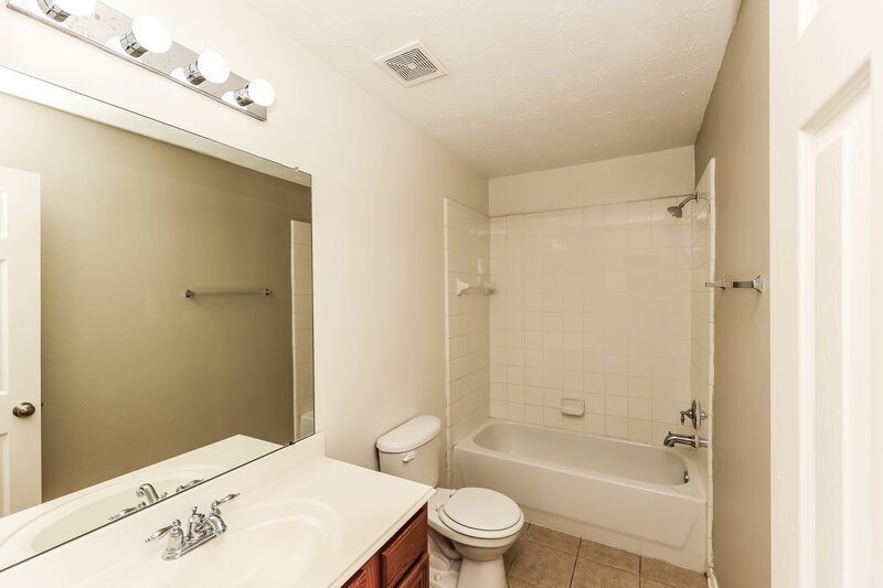 1,790/Mo, 814 Forest Ivy Ln Houston, TX 77067 Bathroom View