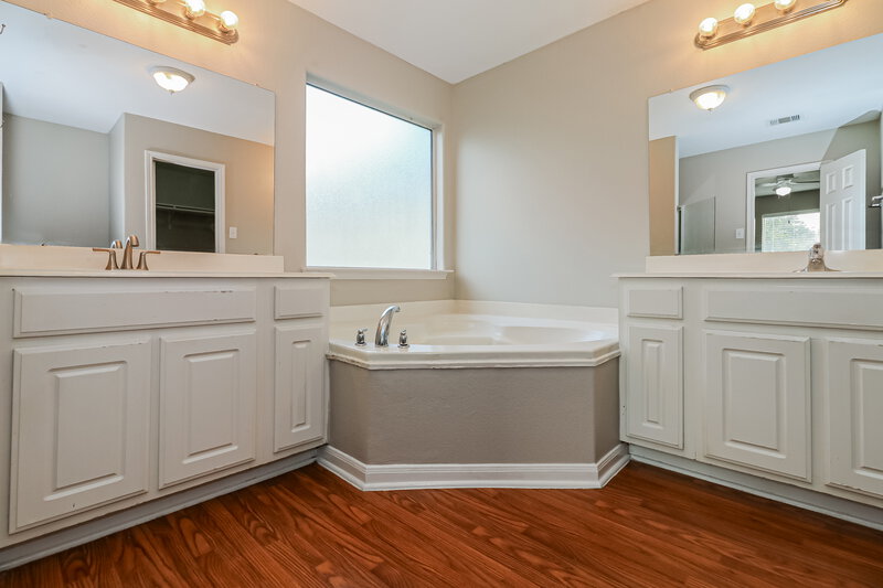 1,885/Mo, 4010 Cozy Trail Ct Richmond, TX 77469 Main Bathroom View
