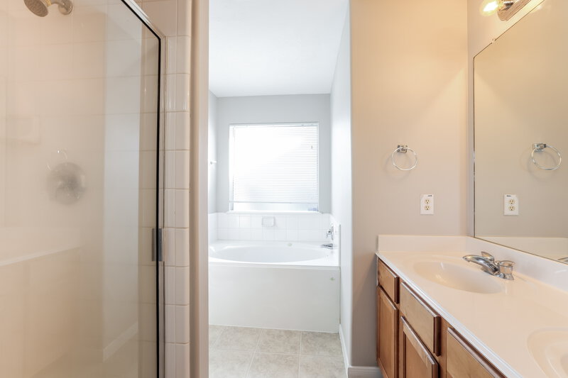 1,860/Mo, 19506 Buckland Park Dr Katy, TX 77449 Main Bathroom View