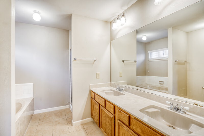 1,855/Mo, 19323 Bristlestar Dr Katy, TX 77449 Main Bathroom View
