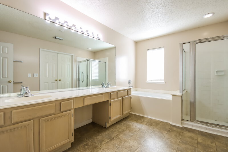 1,895/Mo, 7131 Maple Walk Dr Humble, TX 77346 Main Bathroom View