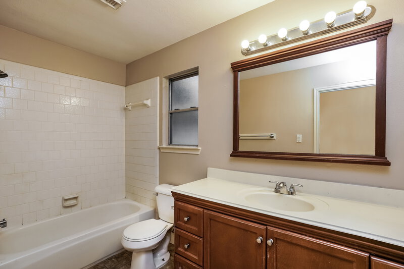1,715/Mo, 8710 High Mountain Dr Houston, TX 77088 Bathroom View