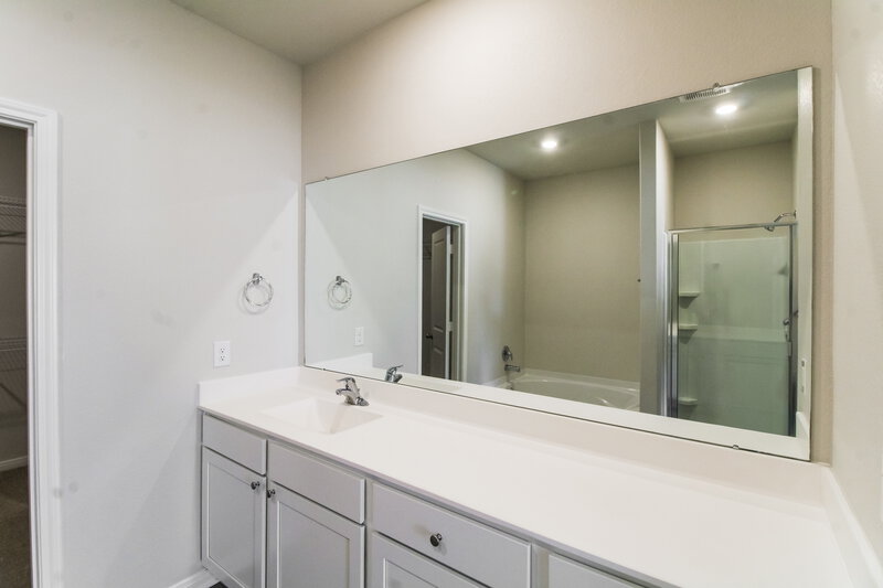 2,140/Mo, 413 Mystic Slopes Dr Katy, TX 77493 Main Bathroom View