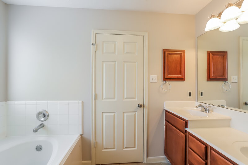 1,875/Mo, 10803 Tobar Falls Cir Houston, TX 77064 Main Bathroom View