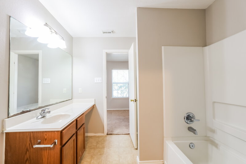 1,805/Mo, 20919 Imperial Landing Ln Katy, TX 77449 Main Bathroom View