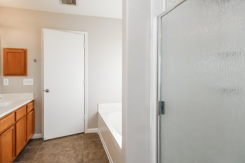 2,470/Mo, 1810 Skipwood Dr Missouri City, TX 77489 Main Bathroom View 2