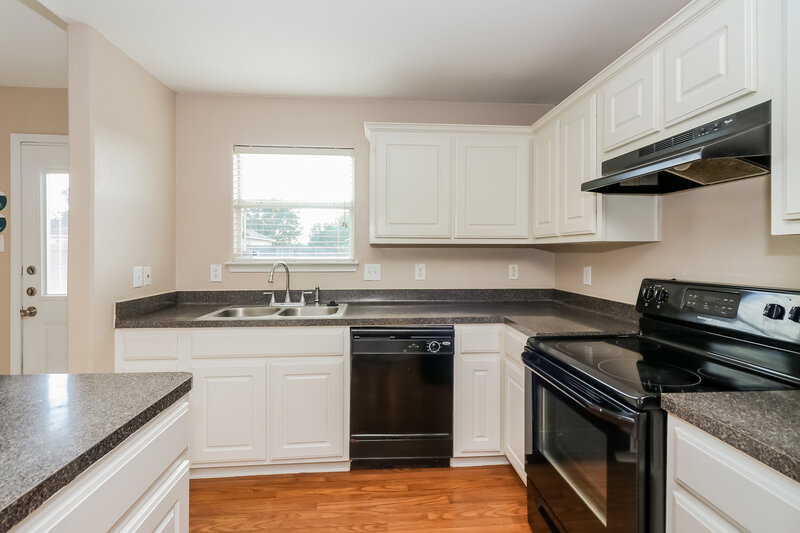 1,800/Mo, 4019 Enclave Mist Ln Richmond, TX 77469 Kitchen View 2