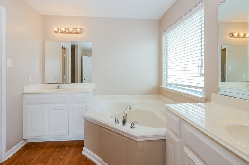 1,800/Mo, 4019 Enclave Mist Ln Richmond, TX 77469 Main Bathroom View 2