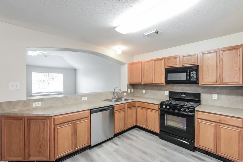 2,500/Mo, 12226 Scarlet River Dr Houston, TX 77044 Kitchen View 2