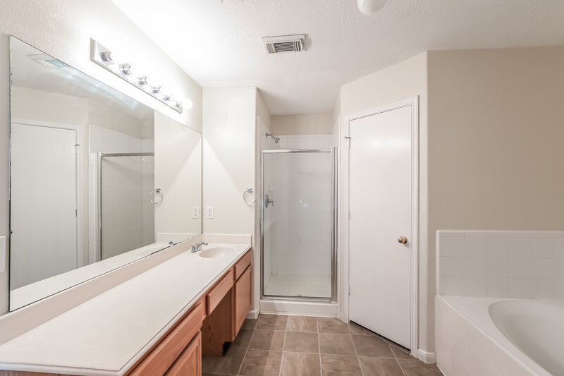 2,500/Mo, 12226 Scarlet River Dr Houston, TX 77044 Main Bathroom View