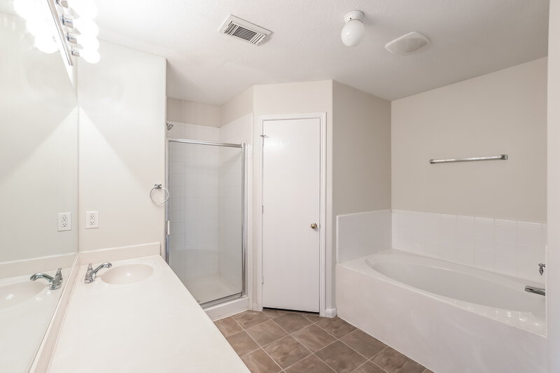 2,500/Mo, 12226 Scarlet River Dr Houston, TX 77044 Main Bathroom View 2