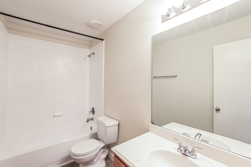 2,500/Mo, 12226 Scarlet River Dr Houston, TX 77044 Bathroom View