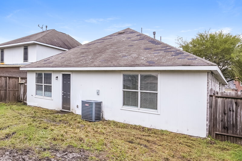 2,500/Mo, 12226 Scarlet River Dr Houston, TX 77044 Rear View