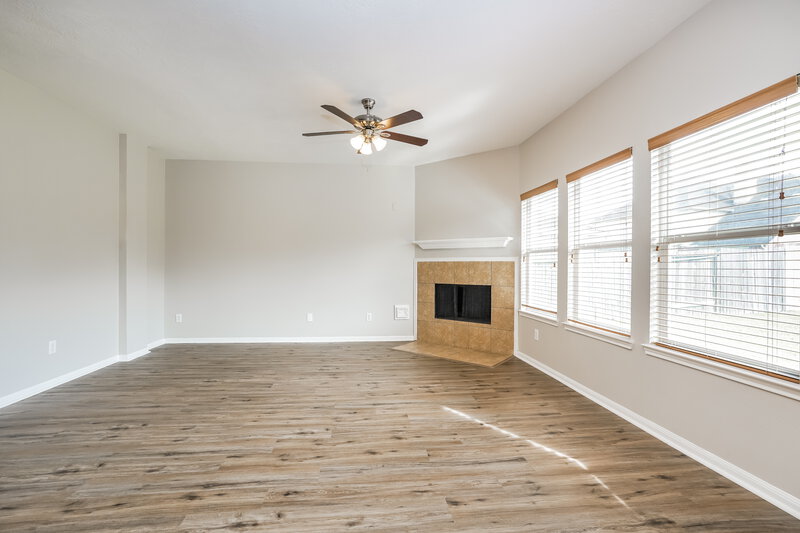 3,320/Mo, 12919 Candlewood Glen Ln Houston, TX 77014 Living Room View 2