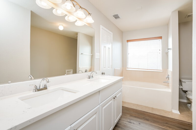 3,320/Mo, 12919 Candlewood Glen Ln Houston, TX 77014 Main Bathroom View
