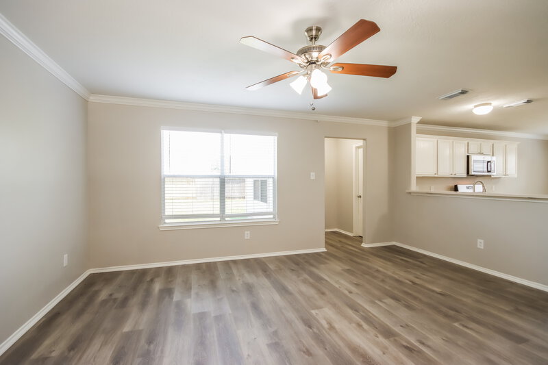 2,460/Mo, 13147 Sandhill Park Ln Houston, TX 77044 Living Room View 2