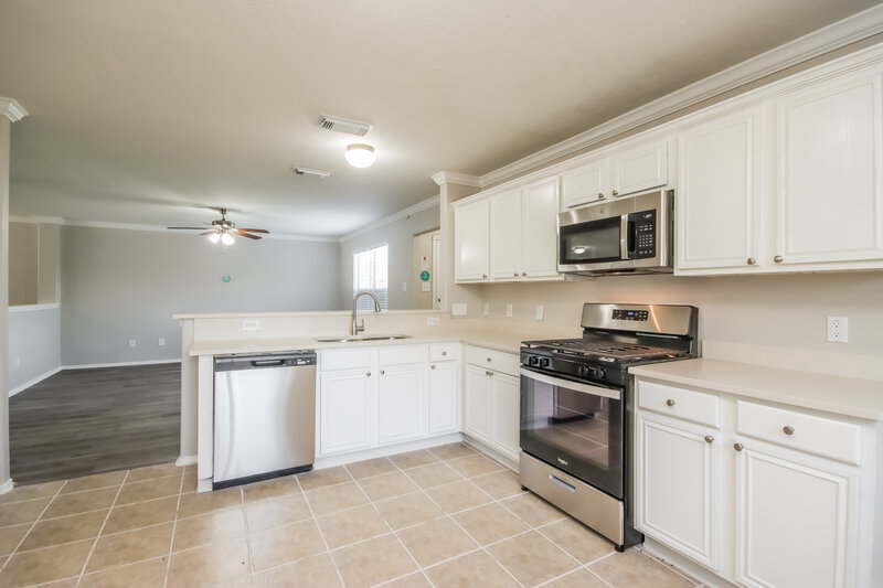 2,460/Mo, 13147 Sandhill Park Ln Houston, TX 77044 Kitchen View 2