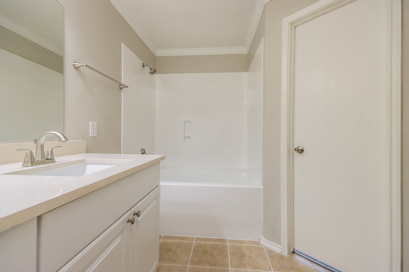 2,460/Mo, 13147 Sandhill Park Ln Houston, TX 77044 Main Bathroom View