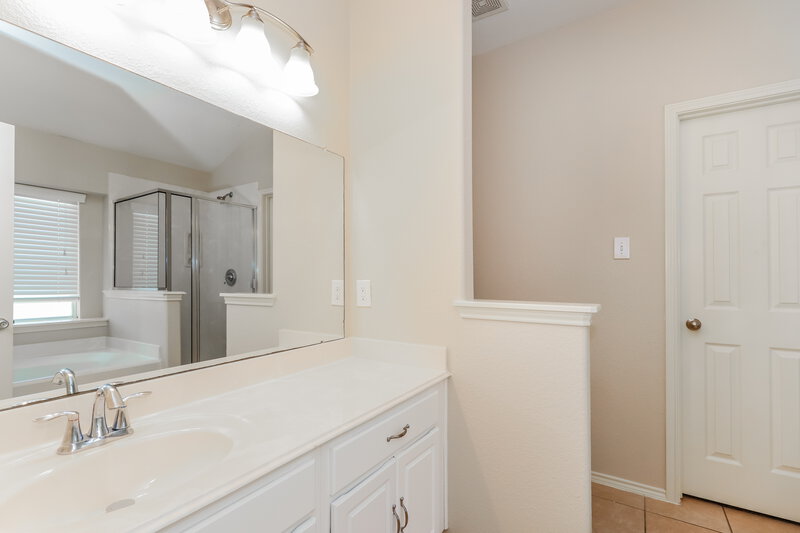 1,835/Mo, 13439 Lauren Forest Ln Houston, TX 77044 Main Bathroom View