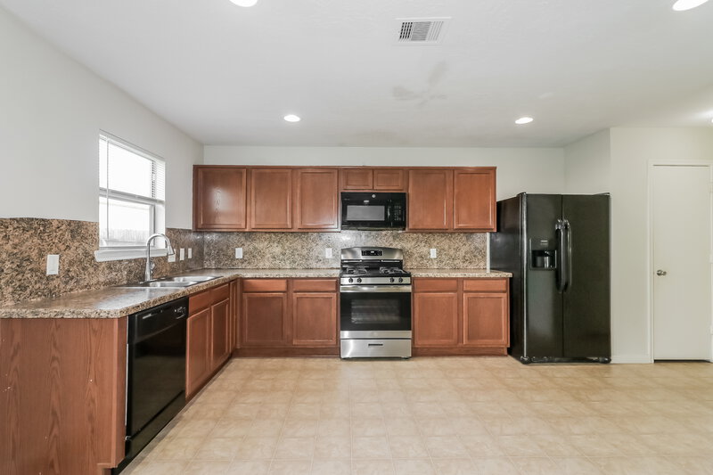 2,125/Mo, 16610 Cheshire Grove Ln Houston, TX 77090 Kitchen View