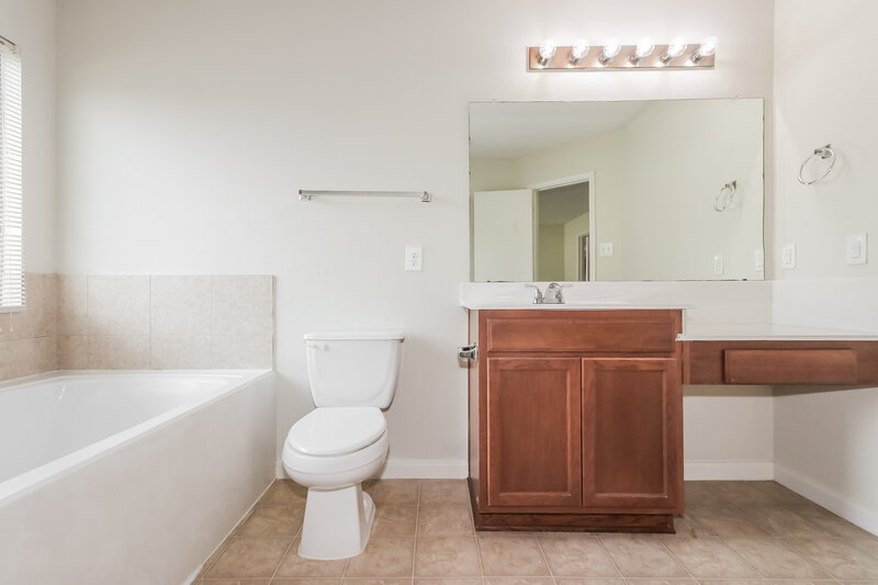 2,125/Mo, 16610 Cheshire Grove Ln Houston, TX 77090 Main Bathroom View