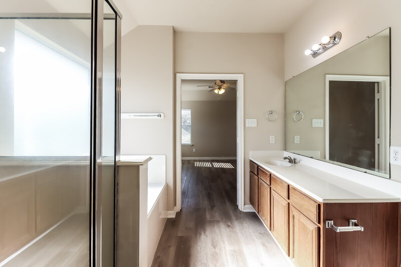 2,210/Mo, 19107 Remington Grove Ct Cypress, TX 77433 Main Bathroom View