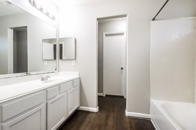2,085/Mo, 3002 Cypress Island Dr Houston, TX 77073 Main Bathroom View