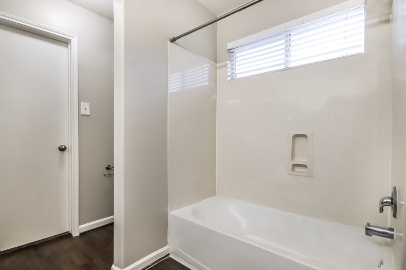 2,085/Mo, 3002 Cypress Island Dr Houston, TX 77073 Main Bathroom View 2