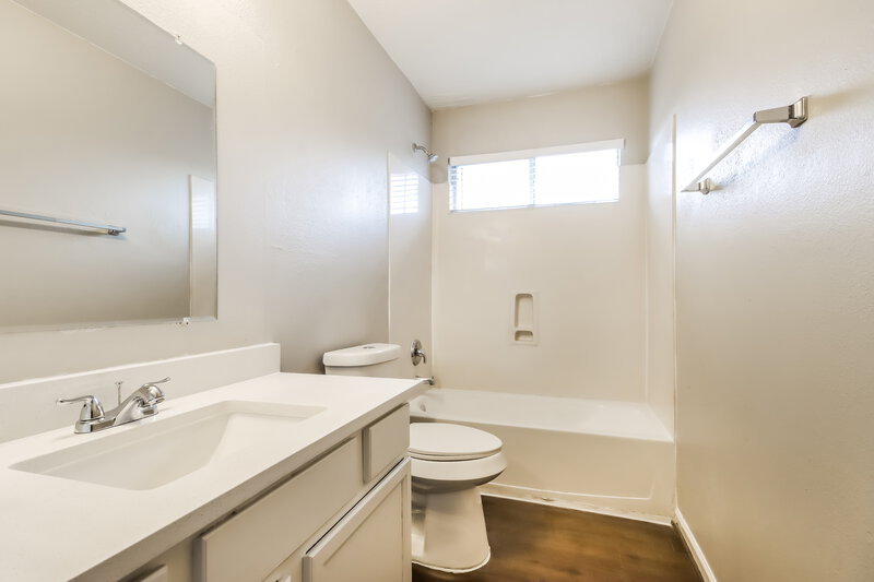 2,085/Mo, 3002 Cypress Island Dr Houston, TX 77073 Bathroom View