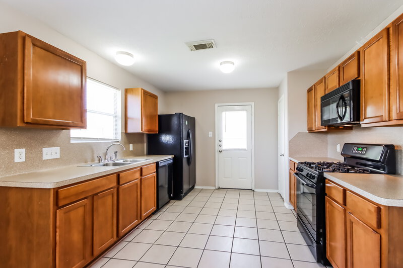 1,815/Mo, 20154 Deerbrook Park Blvd Humble, TX 77338 Kitchen View 2