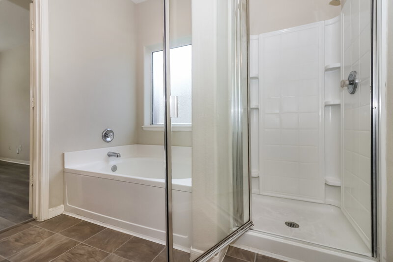 2,120/Mo, 2723 Durham Chase Ln Katy, TX 77449 Main Bathroom View