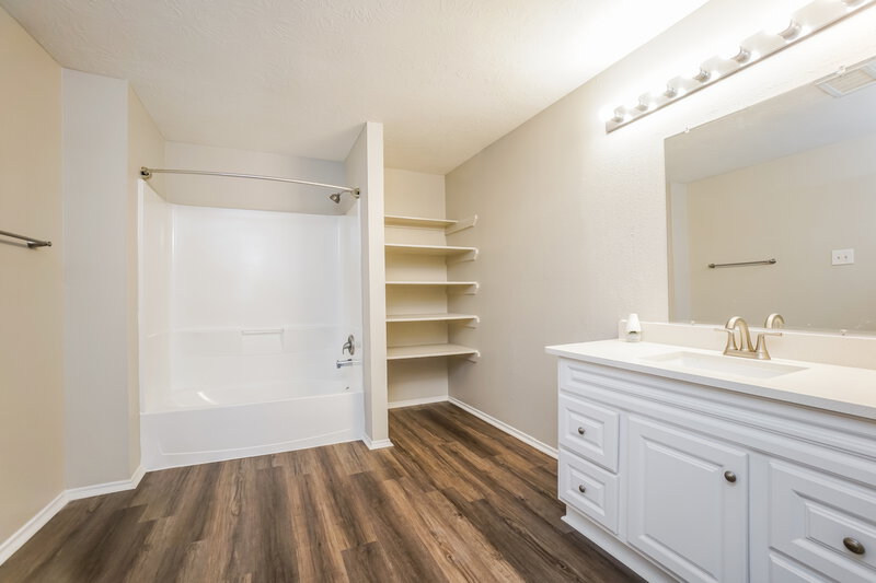 2,420/Mo, 9431 Crystal Cove Cir Houston, TX 77070 Main Bathroom View