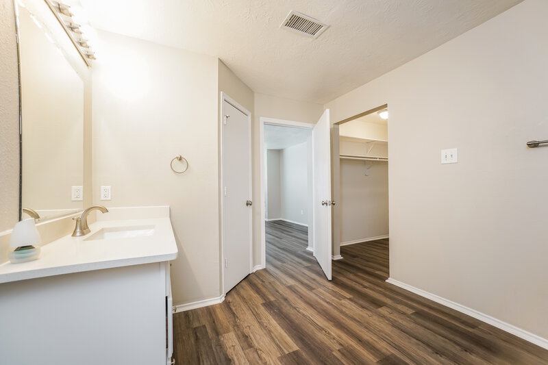 2,420/Mo, 9431 Crystal Cove Cir Houston, TX 77070 Main Bathroom View 2