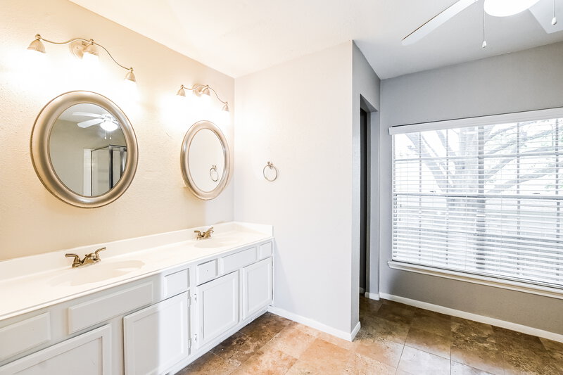 2,320/Mo, 10218 Ash Fork Dr Houston, TX 77064 Main Bathroom View