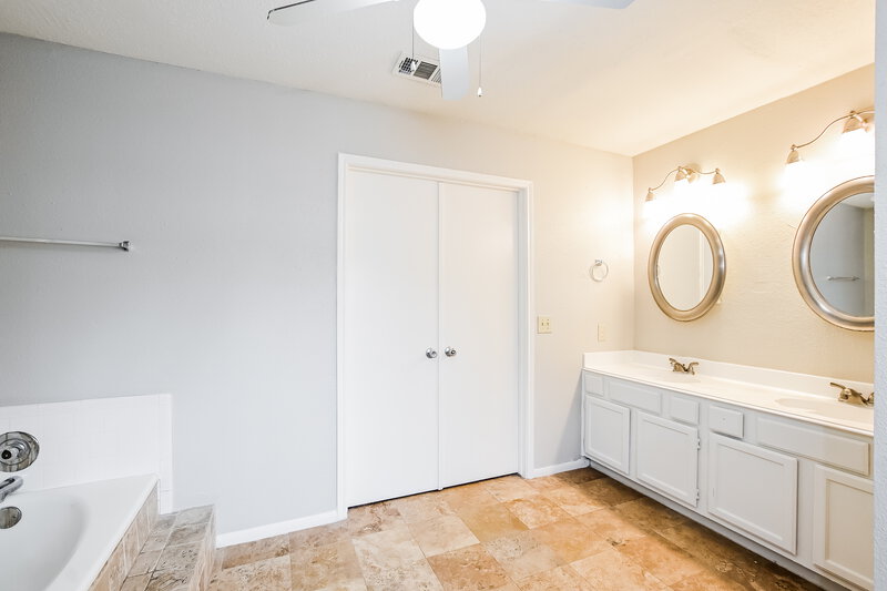 2,320/Mo, 10218 Ash Fork Dr Houston, TX 77064 Main Bathroom View 2