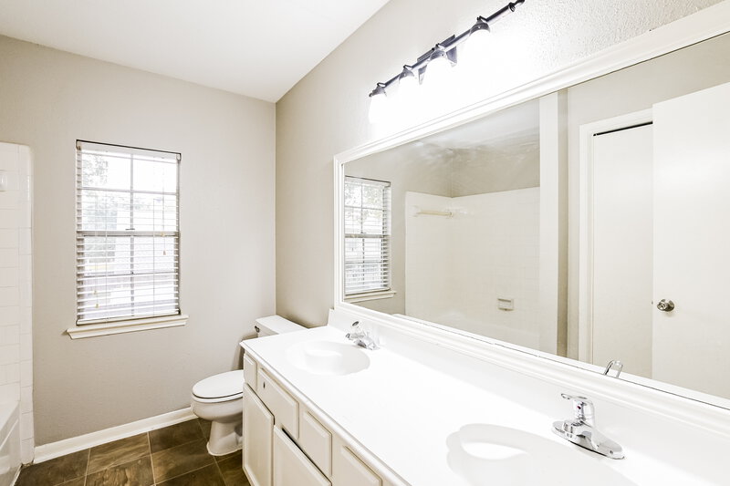 2,320/Mo, 10218 Ash Fork Dr Houston, TX 77064 Bathroom View