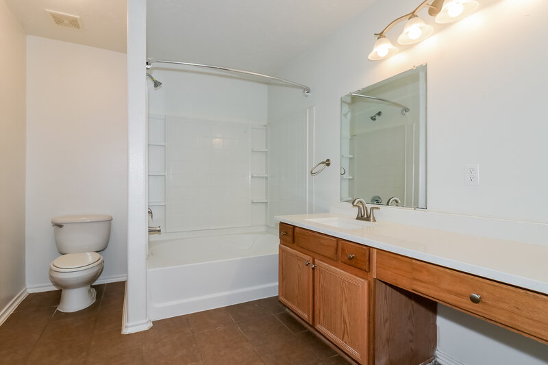 2,025/Mo, 2826 Trinity Glen Ln Houston, TX 77047 Main Bathroom View