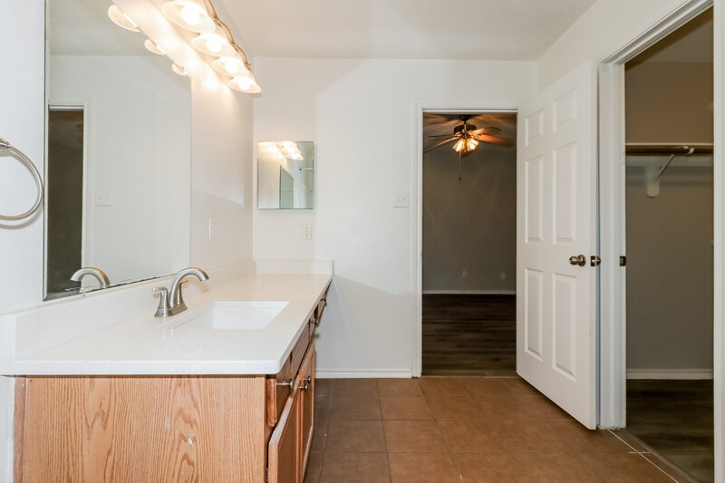 2,025/Mo, 2826 Trinity Glen Ln Houston, TX 77047 Main Bathroom View 2