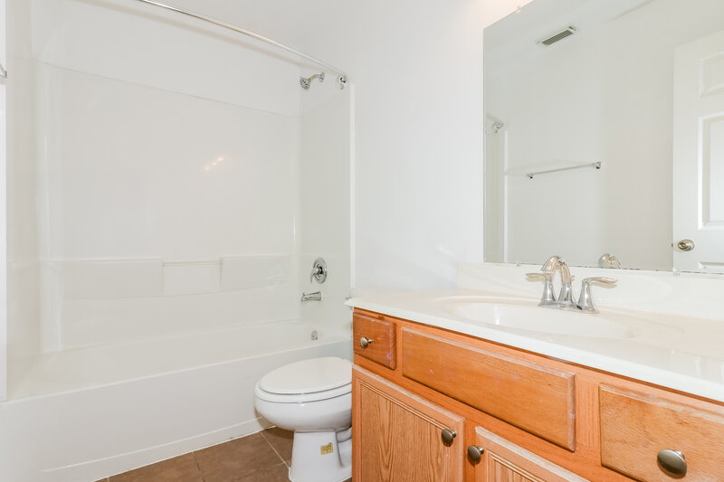 2,025/Mo, 2826 Trinity Glen Ln Houston, TX 77047 Bathroom View
