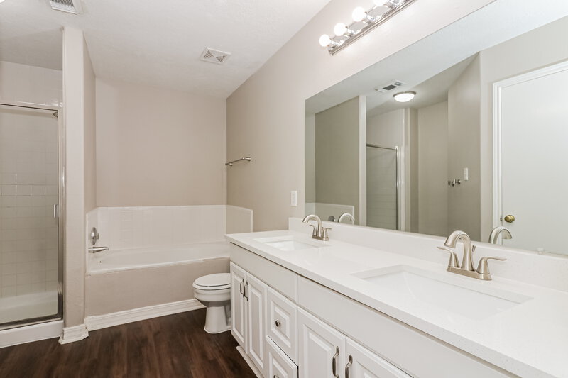 2,010/Mo, 6407 Crim Ct Houston, TX 77049 Main Bathroom View