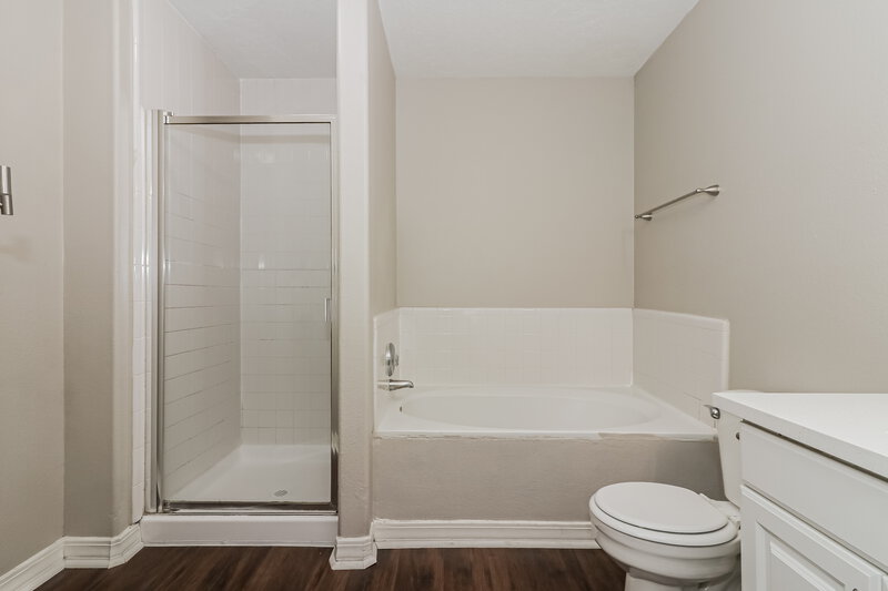 2,010/Mo, 6407 Crim Ct Houston, TX 77049 Main Bathroom View 2