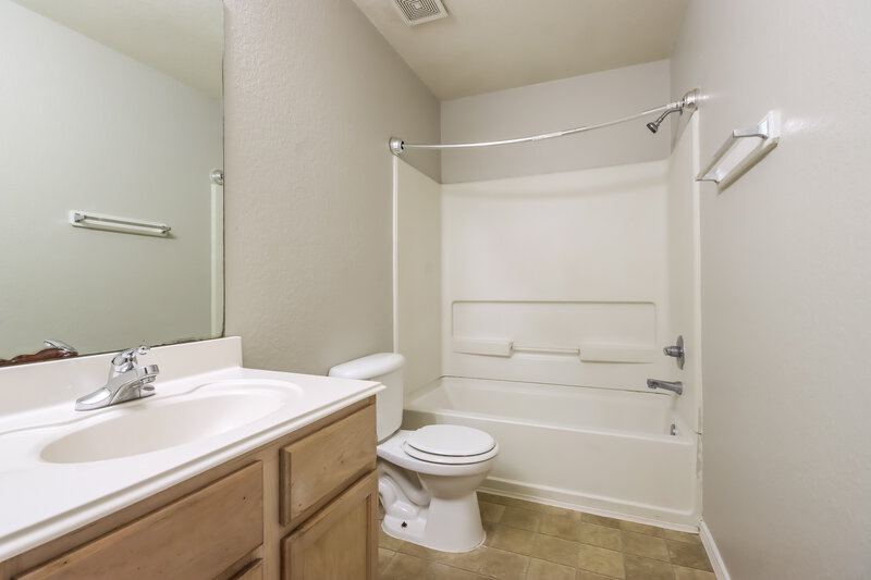 1,875/Mo, 12411 Grossmount Dr Houston, TX 77066 Main Bathroom View