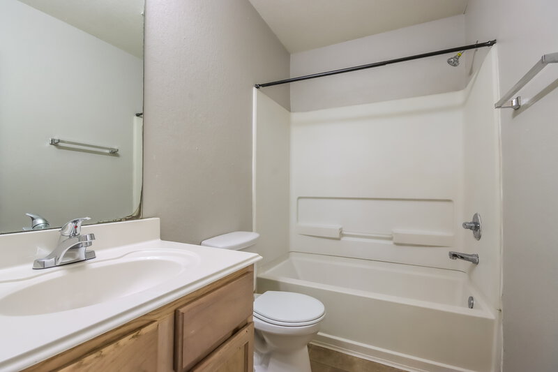 1,875/Mo, 12411 Grossmount Dr Houston, TX 77066 Bathroom View