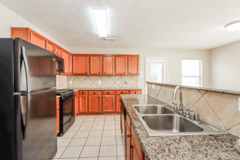 2,350/Mo, 19811 Breezy Cove Ct Tomball, TX 77375 Kitchen View