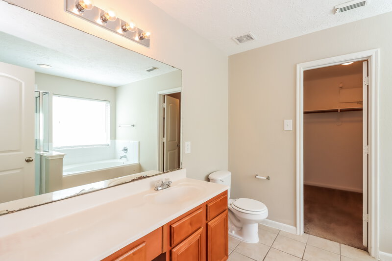 2,350/Mo, 19811 Breezy Cove Ct Tomball, TX 77375 Main Bathroom View