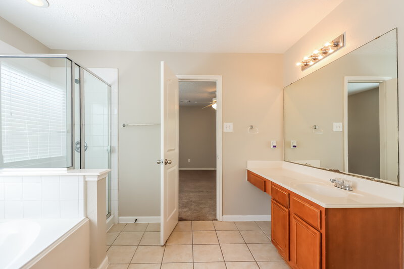 2,350/Mo, 19811 Breezy Cove Ct Tomball, TX 77375 Main Bathroom View 2