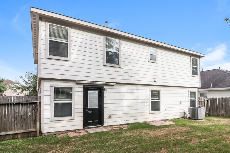 1,895/Mo, 19811 Breezy Cove Ct Tomball, TX 77375 Rear View 2