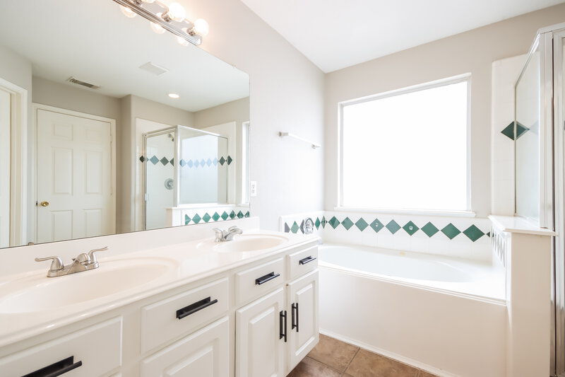 2,110/Mo, 12151 Landsdown Ridge Way Humble, TX 77346 Main Bathroom View