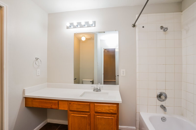 1,650/Mo, 20922 Neelie Ct Humble, TX 77338 Main Bathroom View