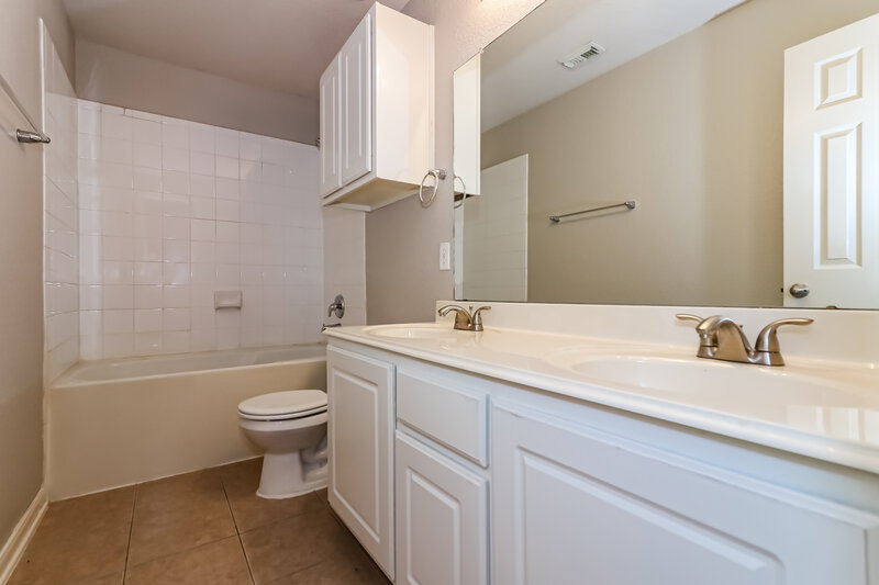 2,135/Mo, 13007 Fenland Field Ln Houston, TX 77047 Main Bathroom View